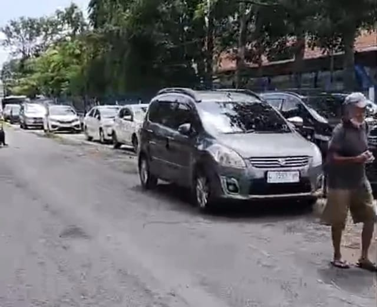 Manfaatkan Box Culvert, Parkir Liar Merajalela di Jalan Parang Kusumo Surabaya