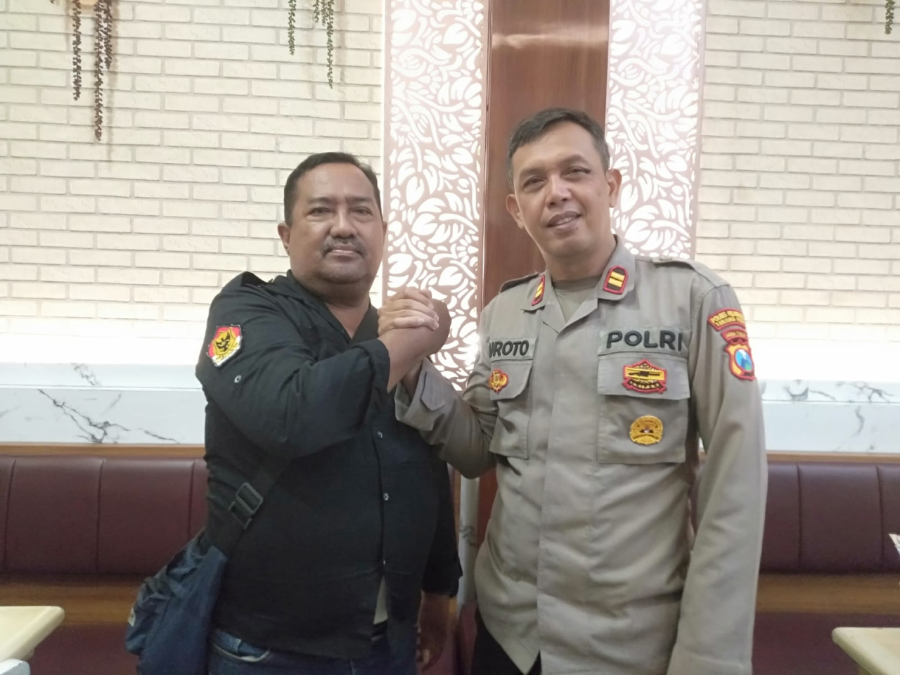 Menangkal informasi Hoaks, Humas Kp3 surabaya, Iptu Suroto (kanan) bersama Komunitas Kurnalis Nasional (KJN) Totok (kiri) menjalin hubungan melalui era digital (Foto: Dok istimewa)