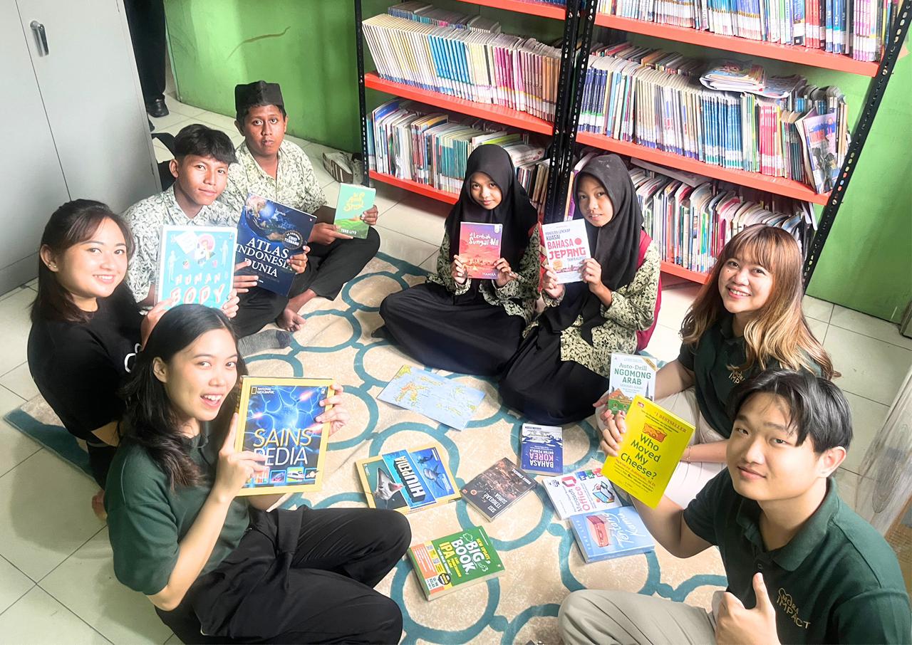 Bangun Literasi Minat Membaca, LAMORA Kota Lama Surabaya Donasi Buku ke Mts Himmatun Ayat