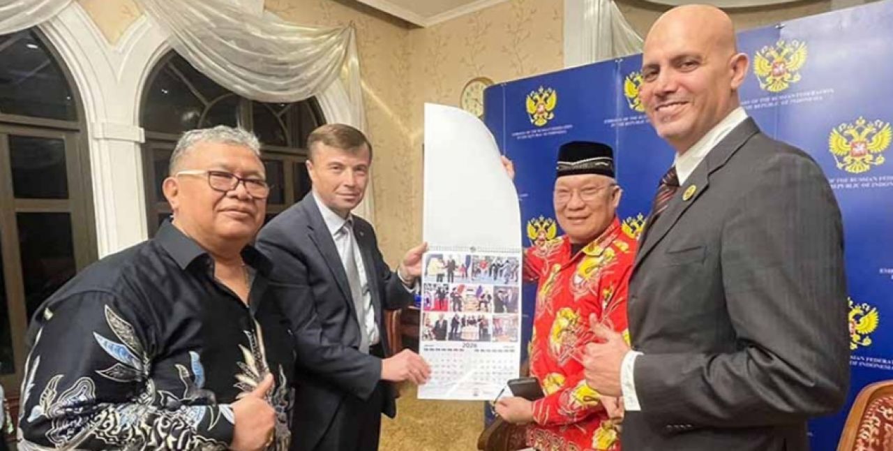 Semakin Mesra, PPWI dan Kedubes Rusia Bertukar Cenderamata