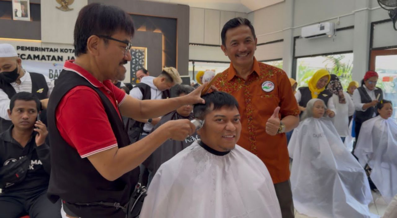 Potong Rambut Gratis di Digelar Pihak Kecamatan dan Baksos’e Suroboyo Kerja Bareng Ngasal