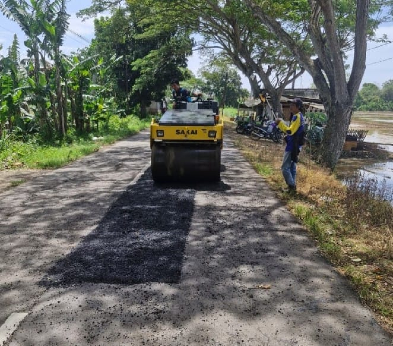 Terkontaminasi pengerjaan Hotmix, rawan korupsi di saat spesifikasi yang tak di prioritaskan, Bidang jalan Dinas Pupr Karawang saat ini pihaknya belum memberikan klarifikasi reami (Foto: Dok adi/rakyatjelata)