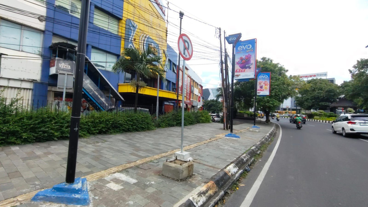 Reklame di Jalur Disabilitas Pedistrian Disorot, Pemkab Karawang Diminta Tegas