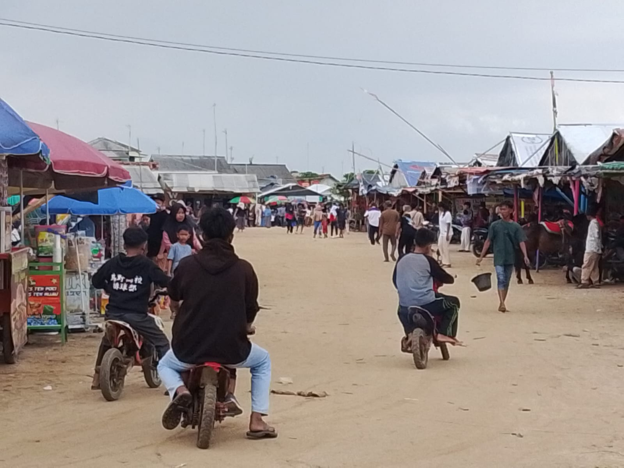 H+3 Lebaran, Pantai Cibendo Karawang Dipadati Pengunjung yang Antusias   
