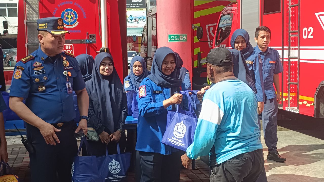 Foto Kepala DPKP Surabaya saat memberikan sembako kepada warga