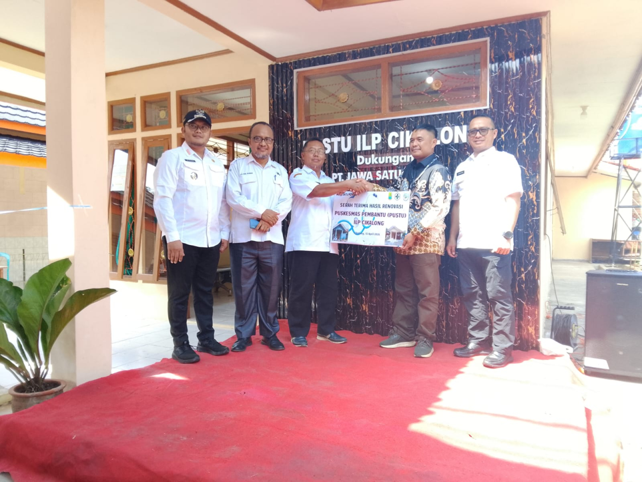 Peresmian Puskesmas Pembantu dan menyerahkan bangunan yang berlokasi di Desa Cikalong (Foto: Dok adi/rakyatjelata)