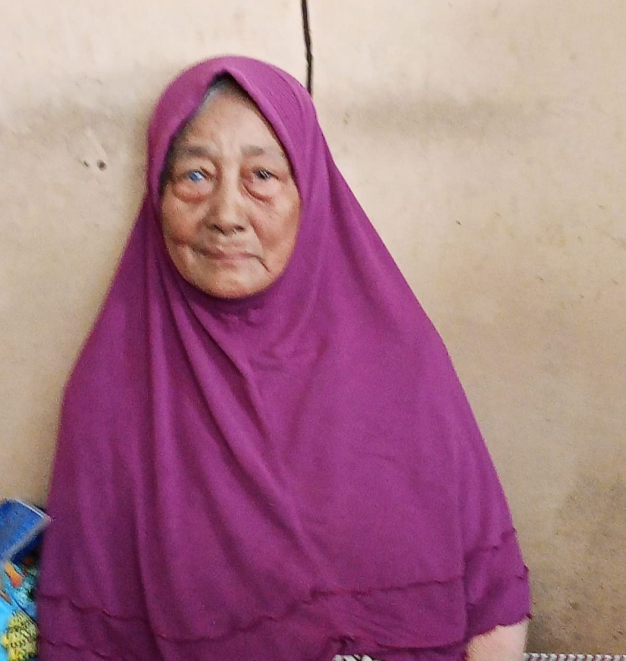 Foto : Emak Suarsih (72) Dengan Guratan Wajah Pilu Menyapa Awak Media