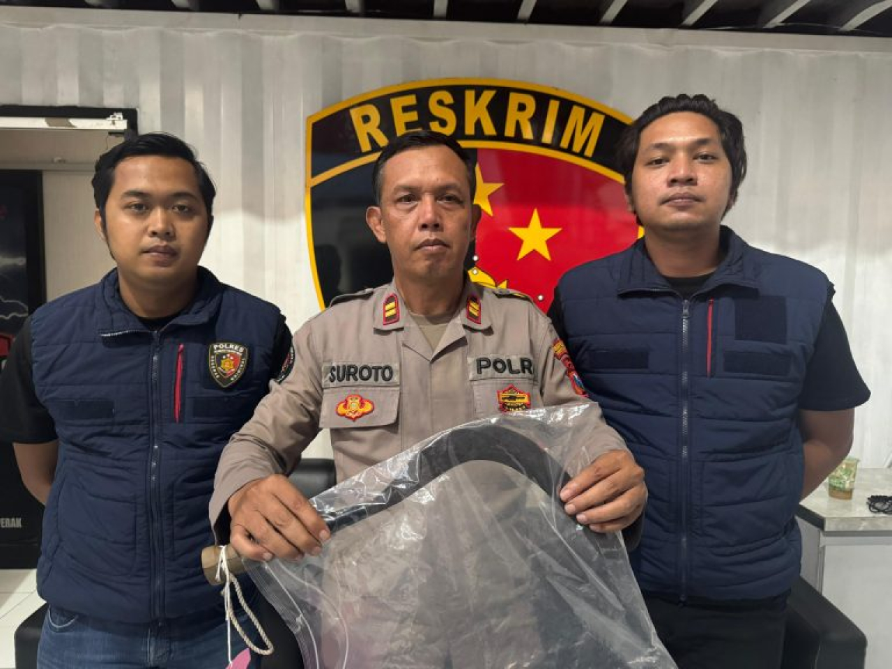 Humas Polres Tanjung Perak Membenarkan, Pelemparan Benda Tumpul Terhadap Anak-Anak Adalah Polisi Aktif