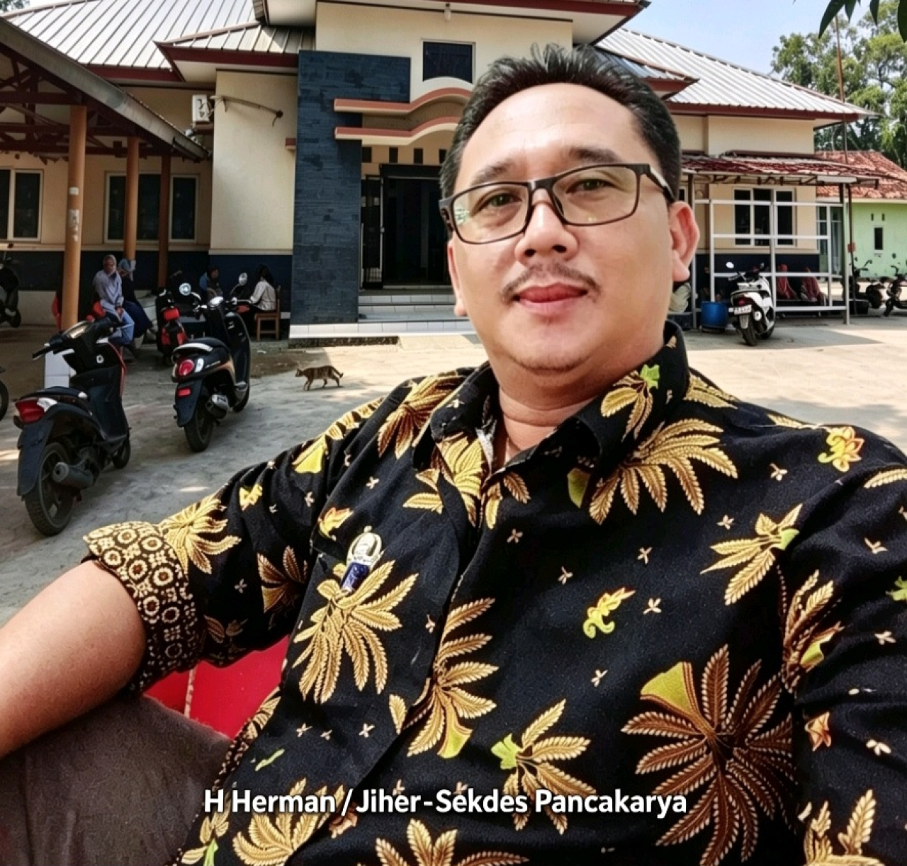 Sekkretaris Desa Pancakarya, H.Herman (Foto: Dok rakyatjelata/adi karawang)