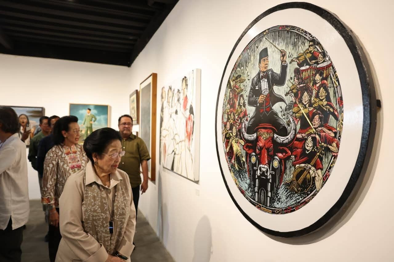 Foto : Megawati saat melihat salah satu karya yang dipamerkan