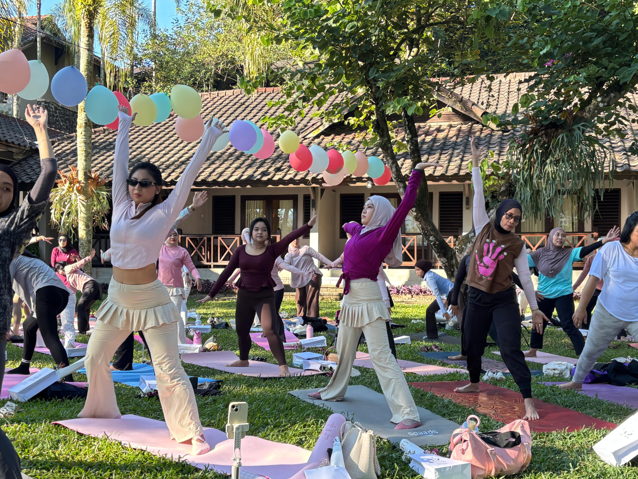 Morning Yoga dan Floral Experience jadi aktivitas favorit tamu di Grand Whiz Hotel Trawas (Foto: Dok istimewa/grand whiz/rakyatjelata)