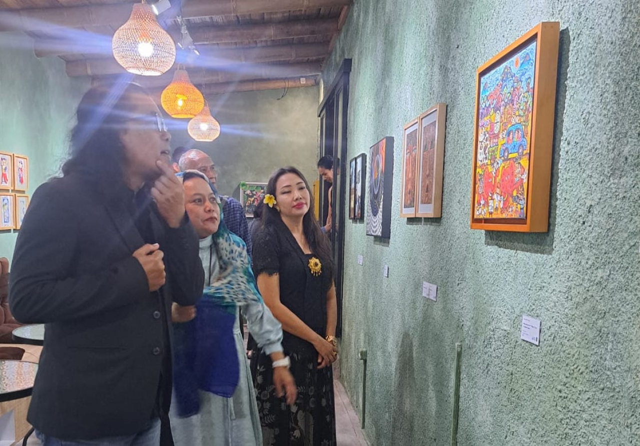 Lully Tutus (kanan) mendampingi Dr. Mikke Susanto, M.A. (tengah), dan Heti Palestina Yunani saat meninjau karya-karya yang dipamerkan (Foto: Dok rakyatjelata)