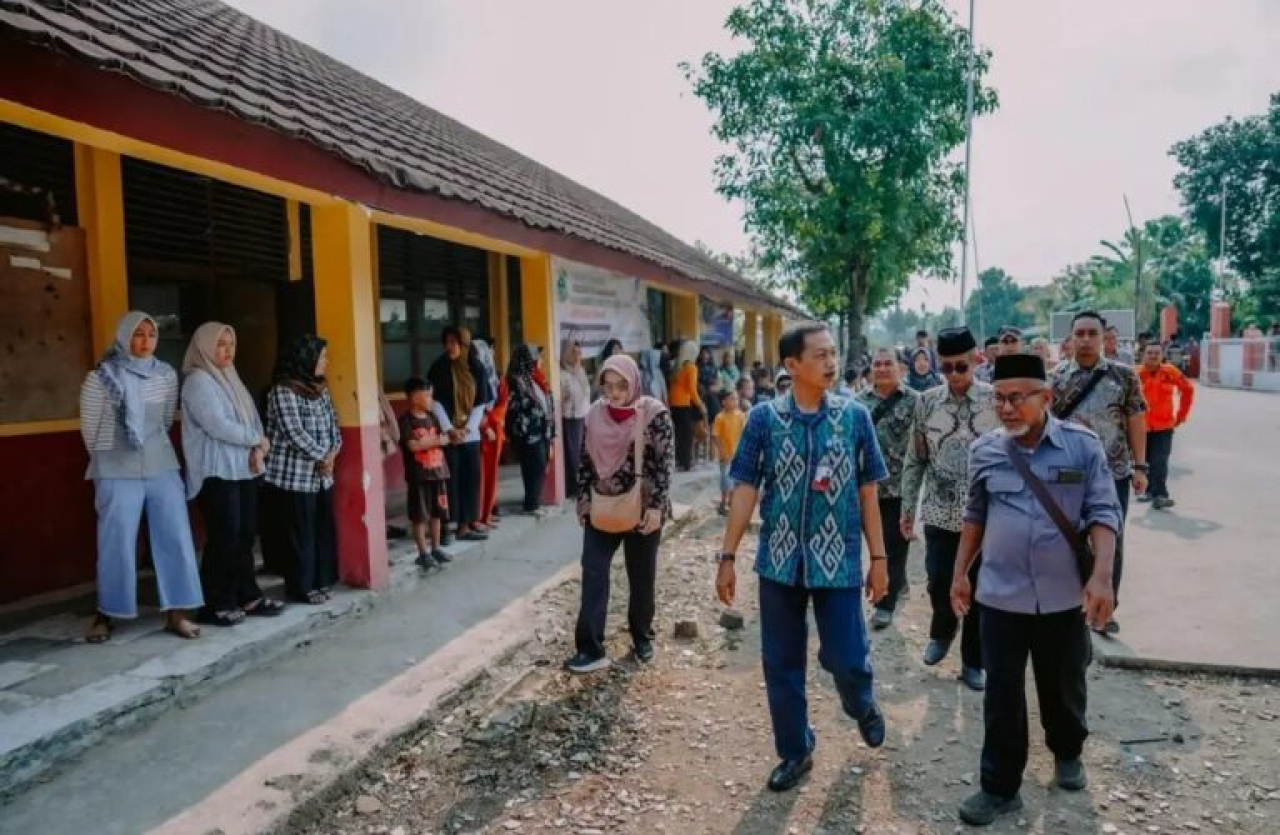 Disdikbud Karawang menindaklanjuti kondisi SDN Cicinde Utara II dengan melakukan peninjauan langsung di lokasi gedung sekolah (Foto: Dok.rakyatjelata)