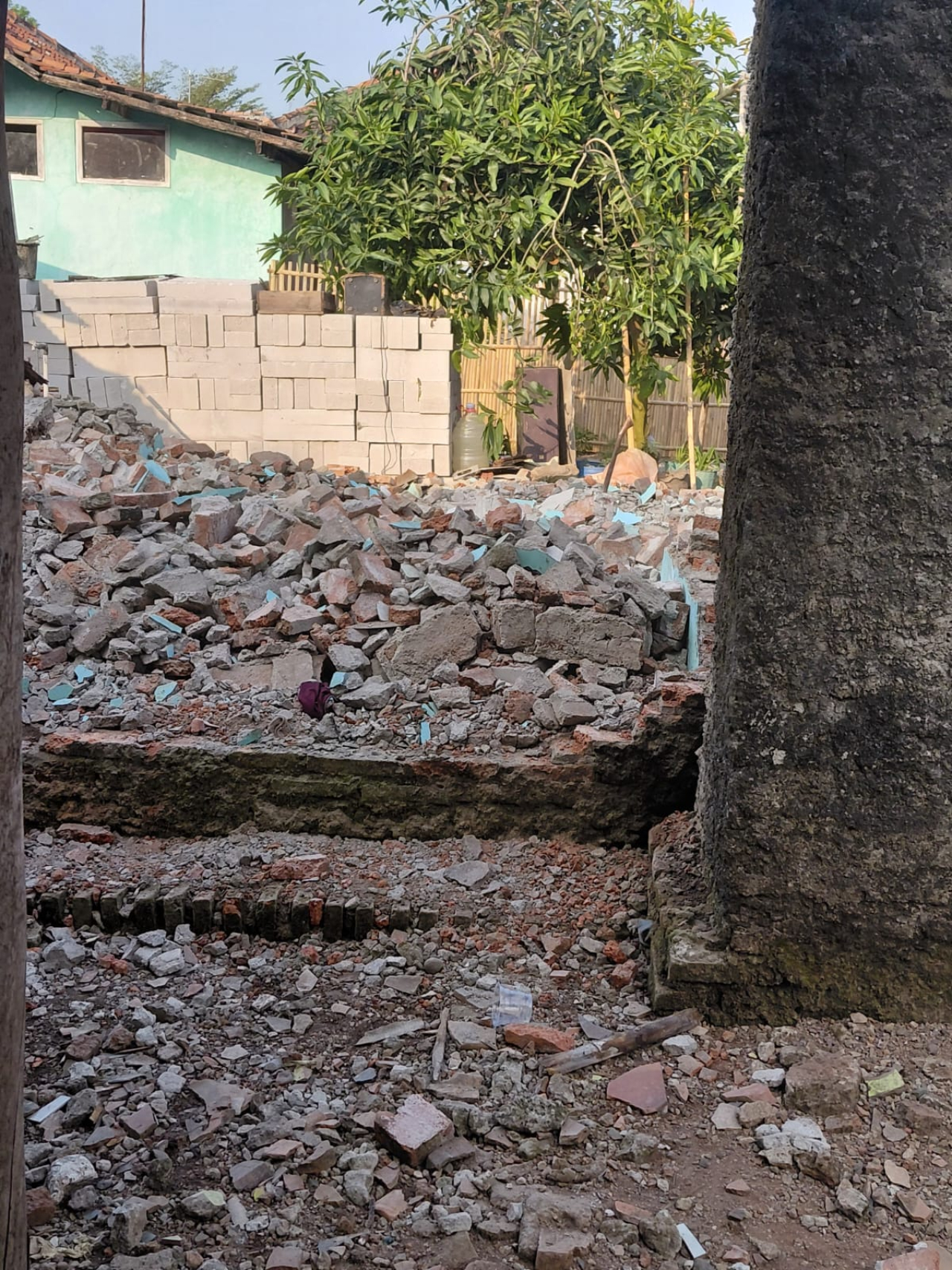 Penerapan sistem Ruhalu di lapangan, warga miskin tak menerima.bantuan walau banyaknya tuduhan yang mampu layak menerima (Foto: Dok adi)