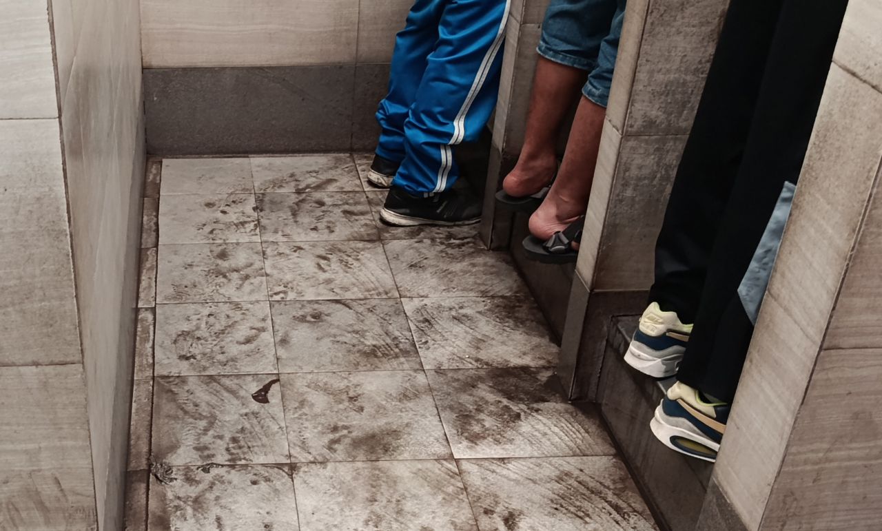Foto : Lantai toilet umum taman Bungkul