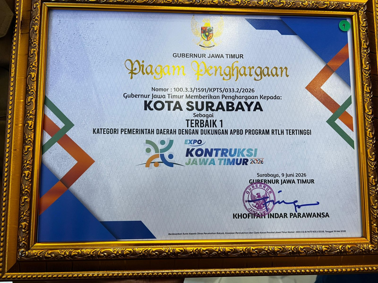 Penghargaan terbaik 1 program Rutilahu Jawa Timur di berikan Pemkot Surabaya (Foto: Dok istimewa/humas pemkot)