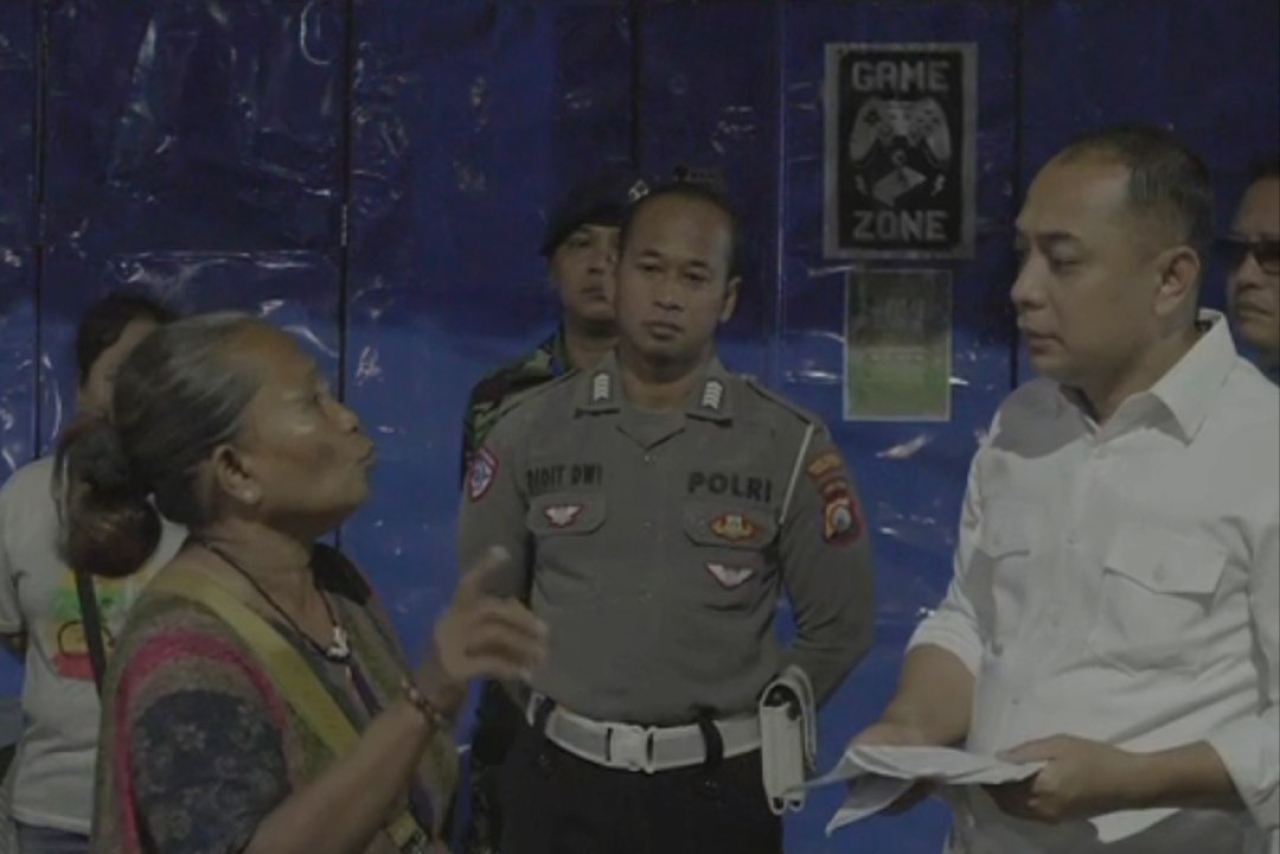 Walikota Eri Cahyadi saat Sidak di SWK Tambak Wedi Surabaya terkait aduan warga yang menyusul dugaan praktik pungutan liar (pungli) dan jual beli stan di Sentra Wisata Kuliner (Foto: Dok humas)