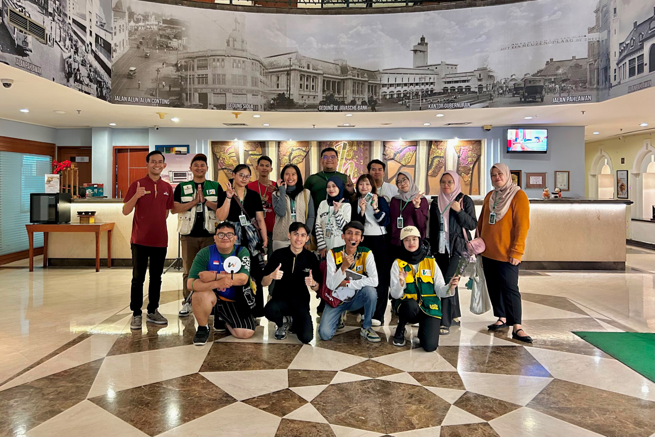 komunitas walking tour yang dikelola oleh para Duta Pariwisata Surabaya. Kolaborasi tersebut diwujudkan dalam kegiatan tur jalan kaki (Foto: Dok istimewa)